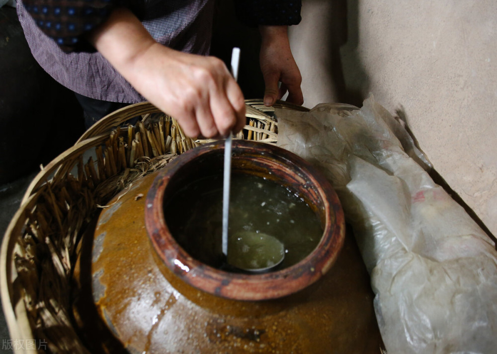 农村家酿的米酒是什么味道夜深后坐在柴火旁感受这低度甘甜