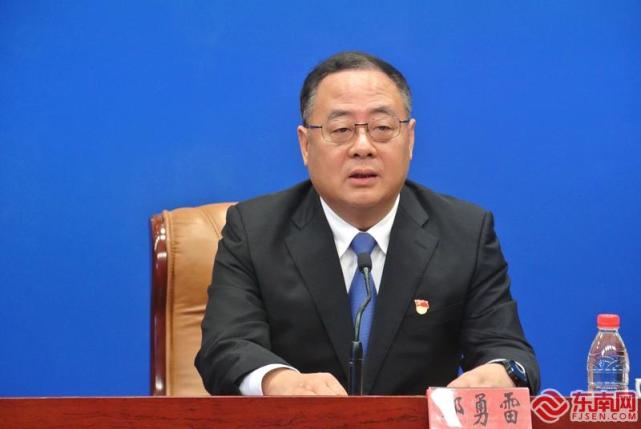 省司法厅党委书记,厅长邬勇雷介绍相关情况.