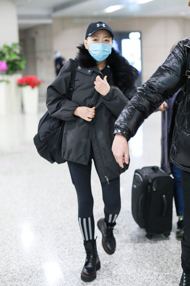 59岁宋丹丹罕见露面状态好 全黑look纤细美腿引人注目