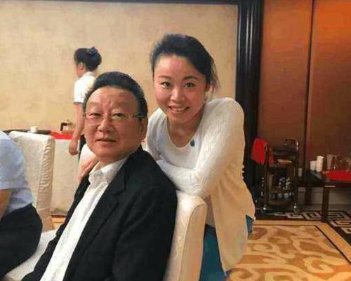 现在我们都知道陪伴才是最好的,所以蒋大为为了女儿放弃歌唱事业,我们