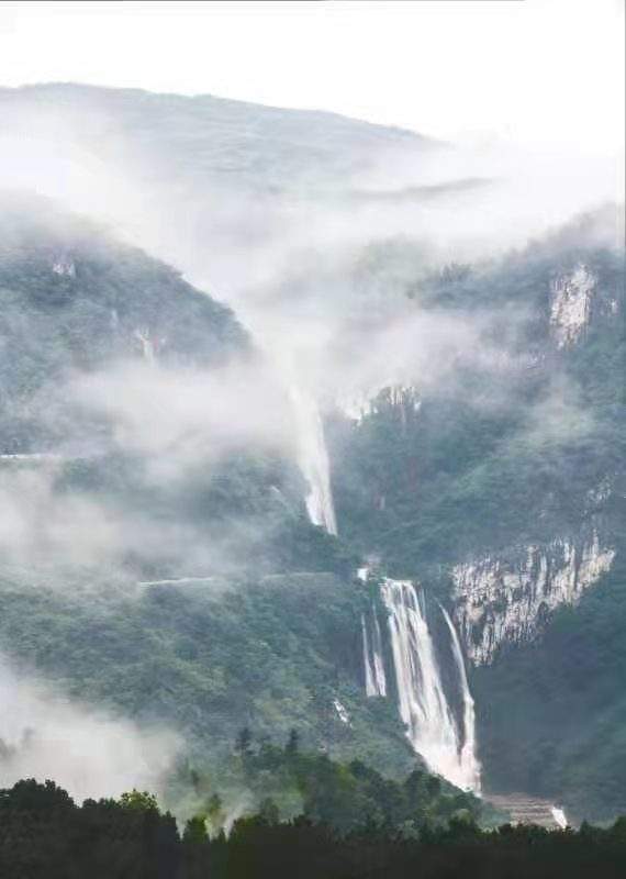 滴水崖瀑布为了发展油茶产业,该镇推行"公司 基地 农户 连锁店"模式