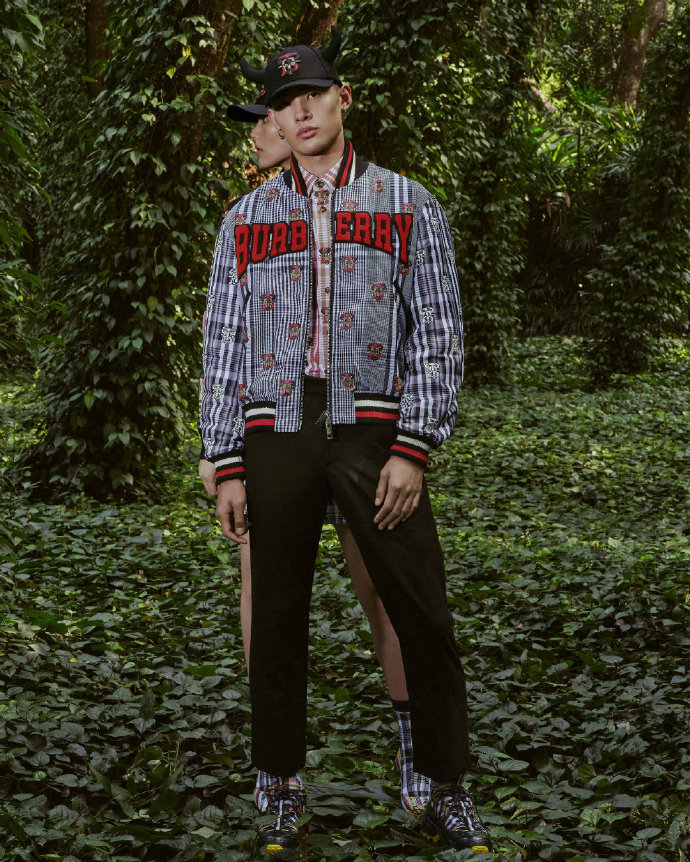 burberry2021新春大片,刘雯格纹套装,生肖元素超趣味!