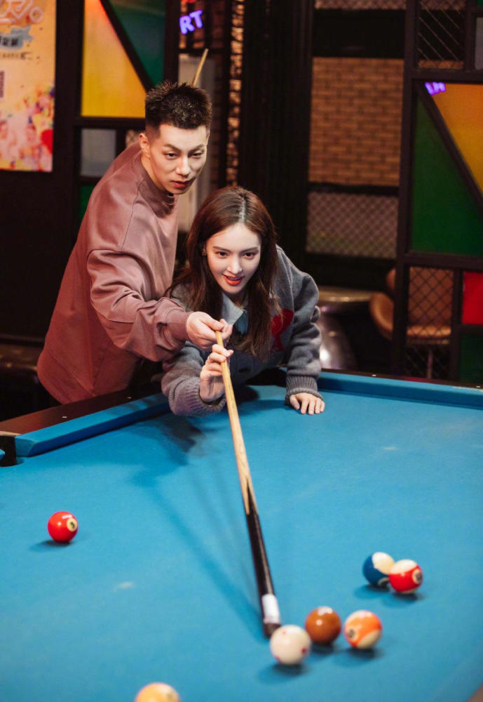 金晨约会卡斯柏打桌球,衬衫叠穿开衫温婉大方,俩人互动显甜蜜