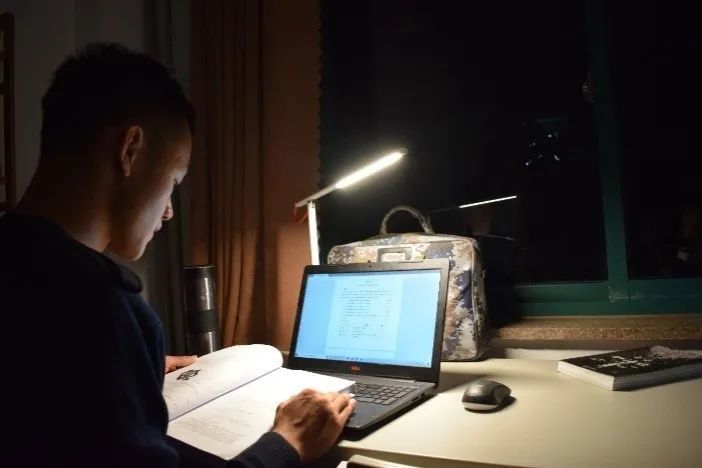 的路还很长 先立下"flag",指明前进的路 为了目标,不懈奋斗 深夜苦