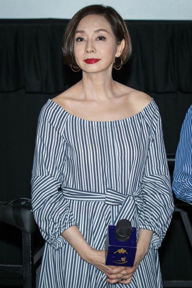 张国荣前女友现身撞脸梅艳芳,留短发涂红唇,穿黑色阔肩装显高贵_腾讯