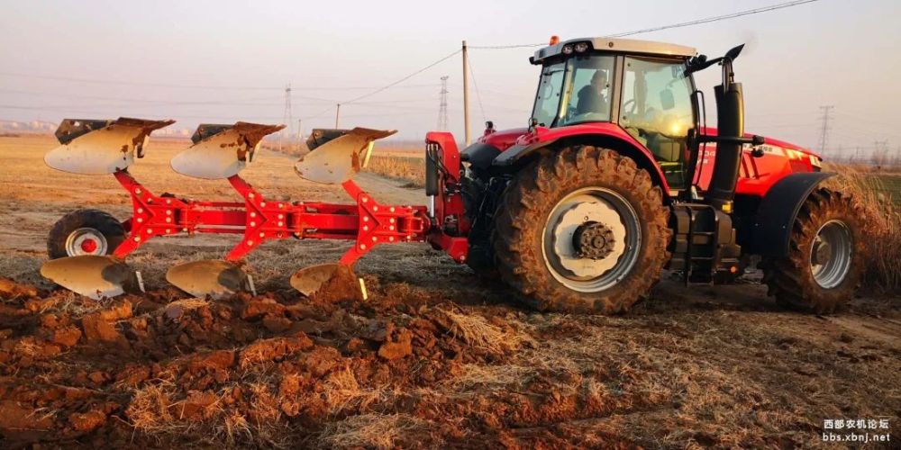 麦赛福格森2404配套贝松三铧深翻犁60厘米深翻作业!_腾讯新闻