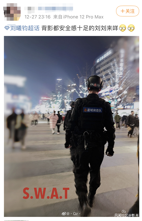 女子路边蹲拍解放西特警入迷被男朋友一把端走