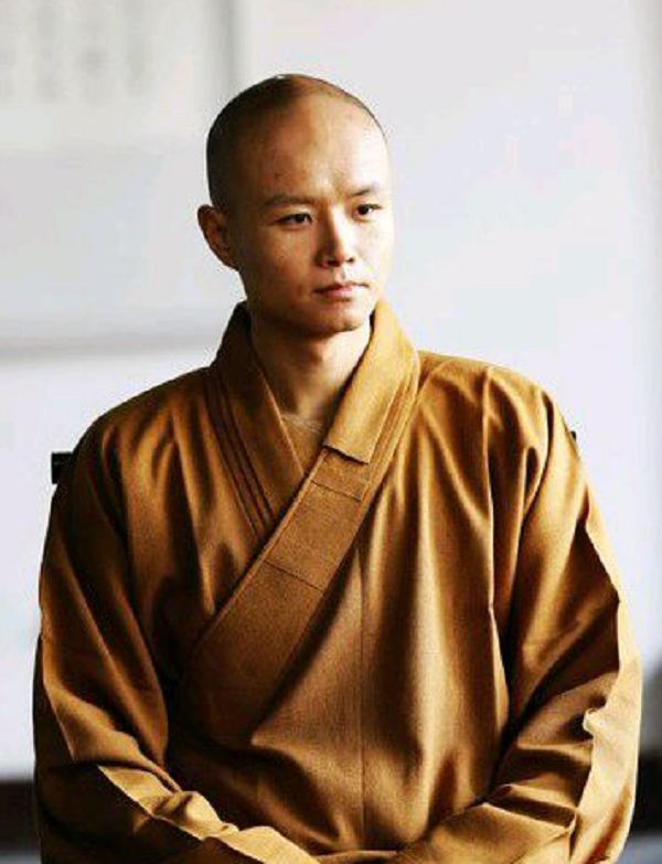 从金牌主持人沦落到街头卖艺,现如今出家为僧,乐嘉错的有多离谱_腾讯