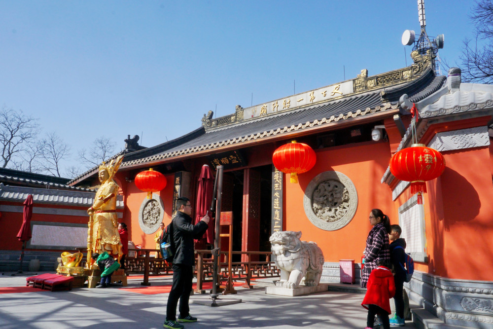 這座寺廟便是靈順寺,靈順寺坐落於杭州的北高峰山巔之上,寺廟於公元