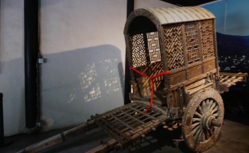 凭着这个火牌,考生就可以在一路上的驿站里领到一辆马车,这就是当时赴