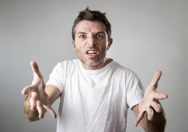 精神病人持刀伤人歌哭笑骂这是狂躁症癫狂梦醒汤唤醒他