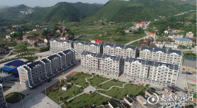 区涟源市古塘乡湘鼎鞋业扶贫车间里,员工正在生产涟源白马镇扶贫车间