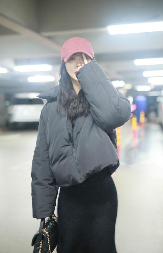 李菲儿时尚功力了得,臃肿面包服穿出满满女人味,美得不像中年人