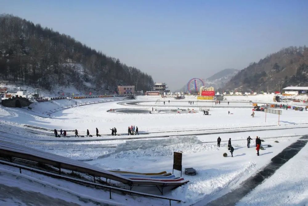 目前,度假区内的大龙湾滑雪场现已建成.