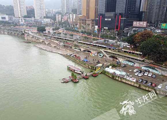 提升南滨路江岸线景观,12月29日上午,南岸区对停靠海棠溪码头的最后
