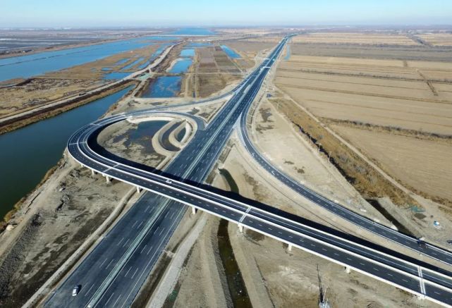 该工程连接滨海新区绕城高速与塘承高速公路一期工程,包括5条匝道及1