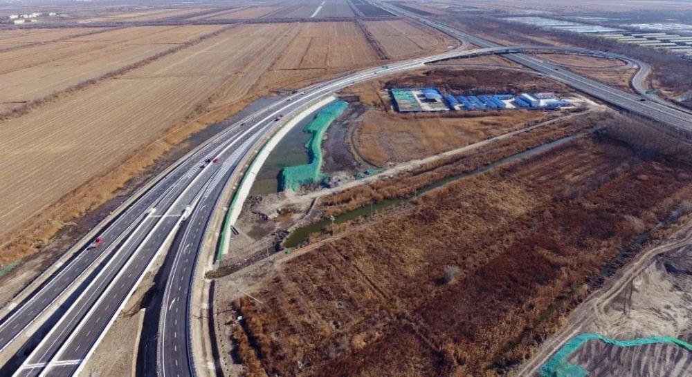 新区的骨架路网中的主要干道滨海新区绕城高速与塘承高速公路相连接