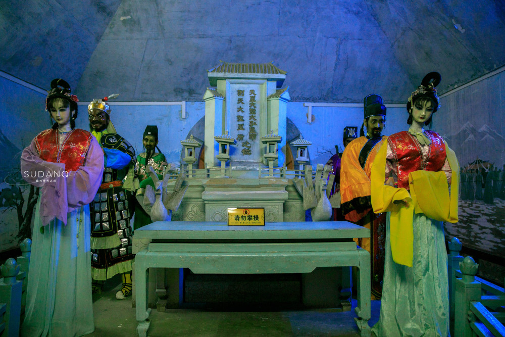 走进武则天的地宫游客被人物塑像吓到了画风太古怪