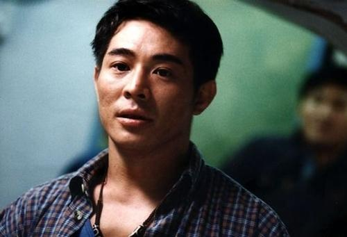 就如同上文最开始的李连杰饰演的小富;如何发现的"炽天使"并没有交代