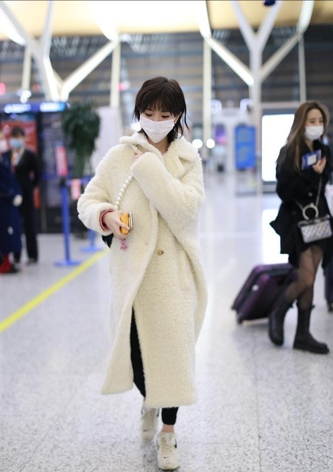 毛晓彤个子不高但可爱,泰迪熊大衣配小脚裤,32岁像18岁少女