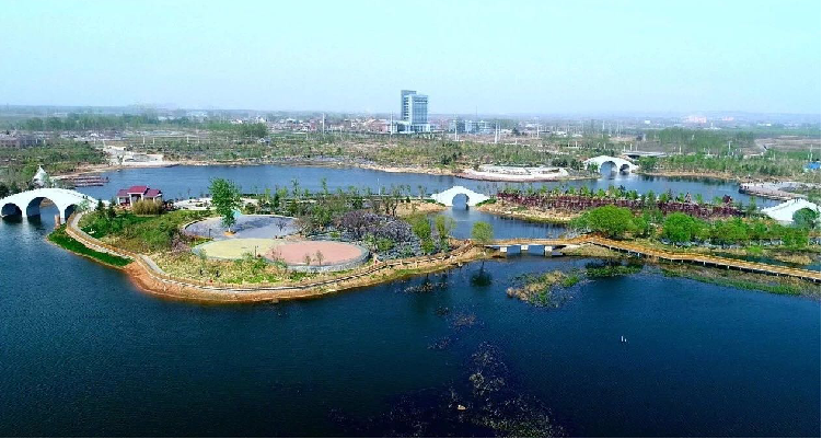 根据湿地公园总体规划要求,湿地保护与恢复重点实施了疏通河道,围网