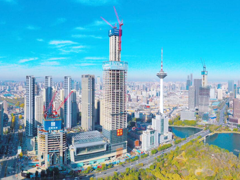 这座大楼的名字叫做沈阳宝能环球金融中心,处在沈阳环城旧址,总面积达