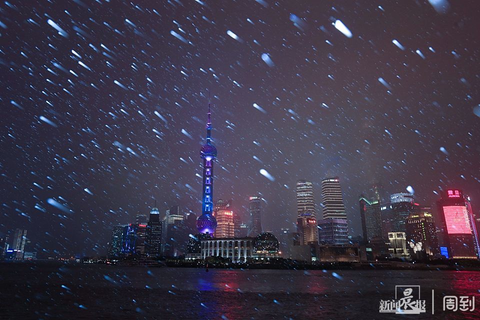 上海下雪了在外滩看雪花飘看浦江灯光秀晨镜头