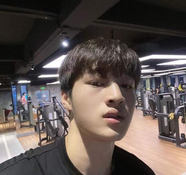 只见在游戏中,少东的动作依然不减当年,还成功发现