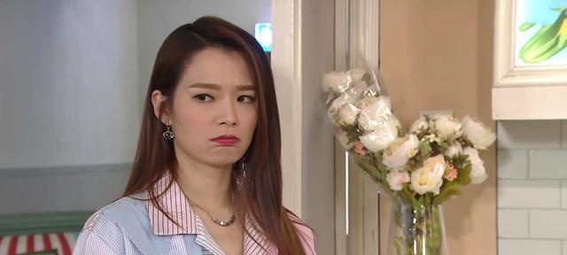 回港后和熊家三女住在一起,尤其是受到纯正港女熊若水(吕慧仪)的影响