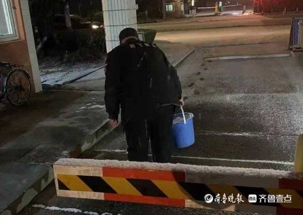 风雪夜归人 物业人员 浴雪 奋战 为居民开辟出干净的道路 物业 奋战