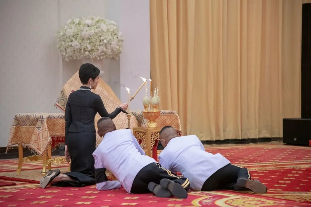 泰国贵妃拍照嫌累让侍女跪地当椅子不能给人留点尊严吗