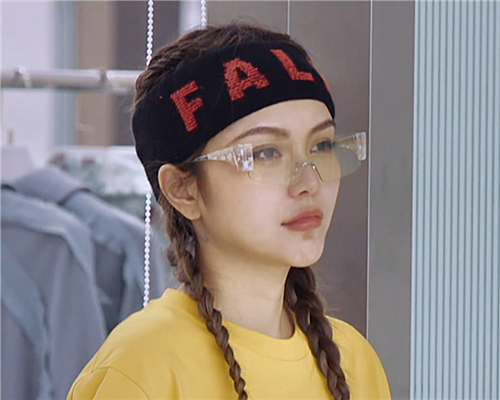 周扬青的"潮牌发带"火了,得知价格后,网友:买不起系列!