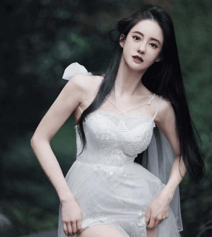 网红一姐潘南奎酒吧捞金颜值惊艳遭众人围拍裙底险走光