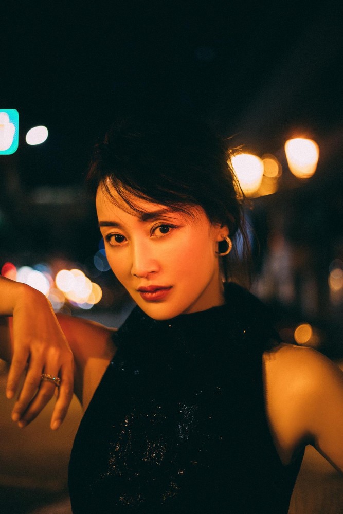 赵子琪身着黑色开衩长裙典雅大气