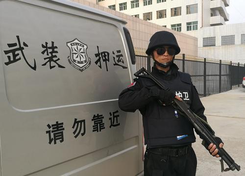 江苏一押运员背枪在超市购物