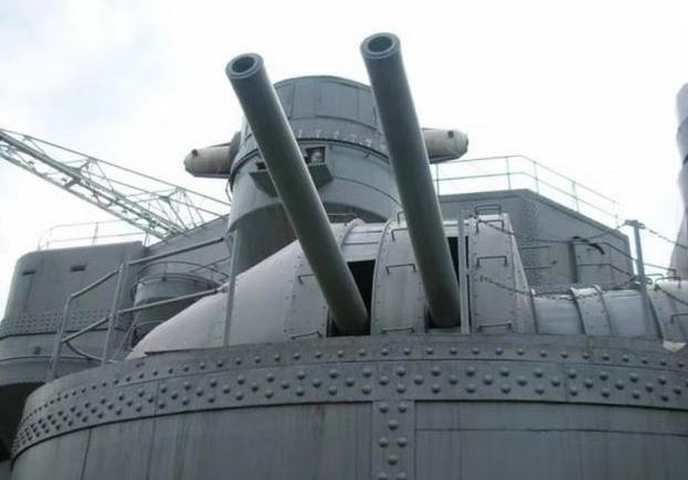 大和号的武器系统特别的强大,不仅有9门460毫米的大口径主炮,还有155