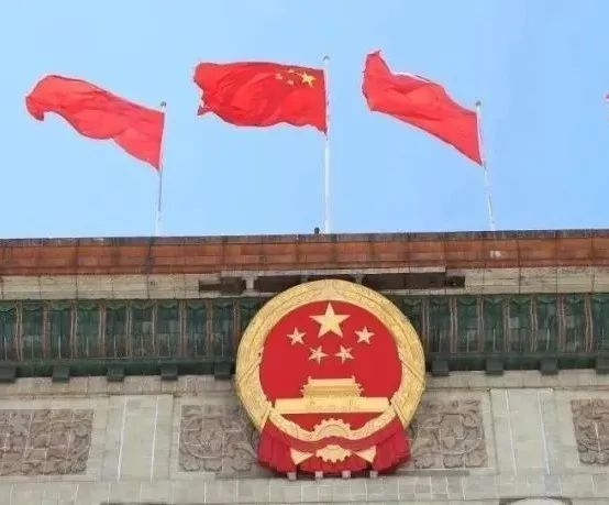 新修订的国旗法,国徽法将于2021年1月1日起施行.