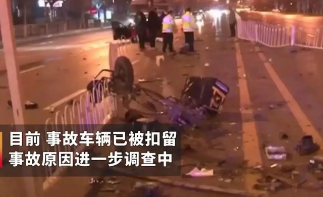 男子撞飞外卖小哥后抱母亲痛哭