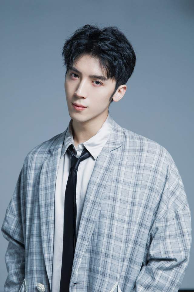 崔绍阳在片中饰演女主夏天天的男友郭之宇,是一个因为陷入爱情而从