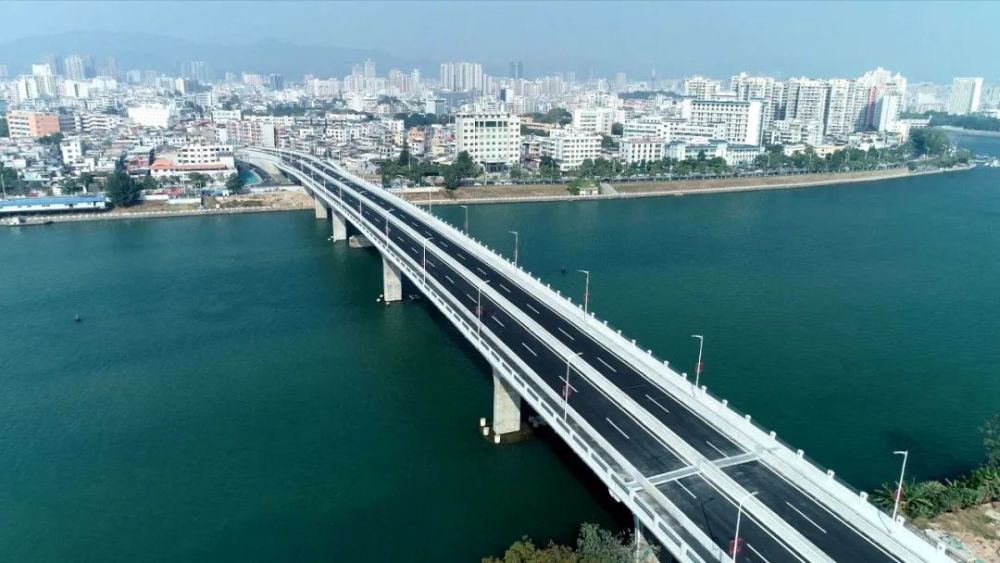 市民从源城区到江东新区只能走迎客大桥,胜利桥,要多走十多公里,才能