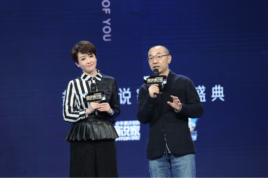 寇乃馨作为颁奖嘉宾,为表现突出,具有代表性,示范性的团体与个人颁发