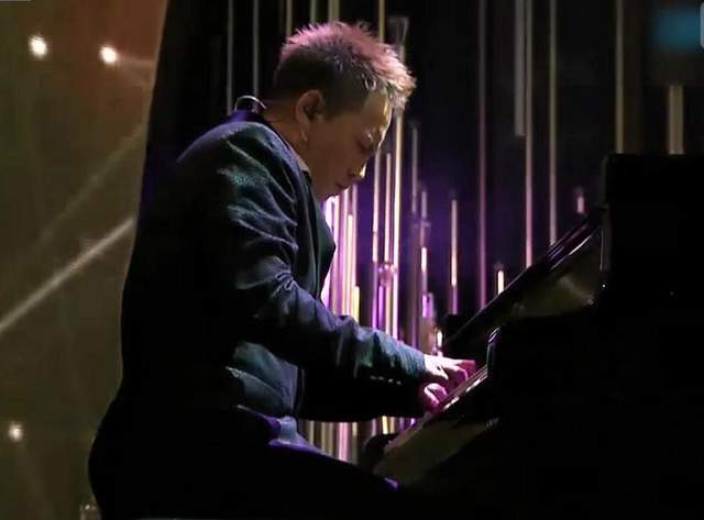 如果说顾嘉辉是流行曲教父,那他的徒弟杜自持就是顶级音乐制作人