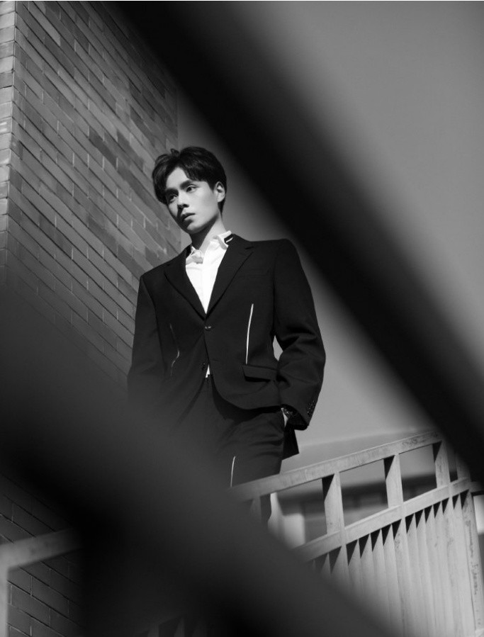 胡一天也太帅了吧穿灰色毛衣时尚大方轻松拍大片