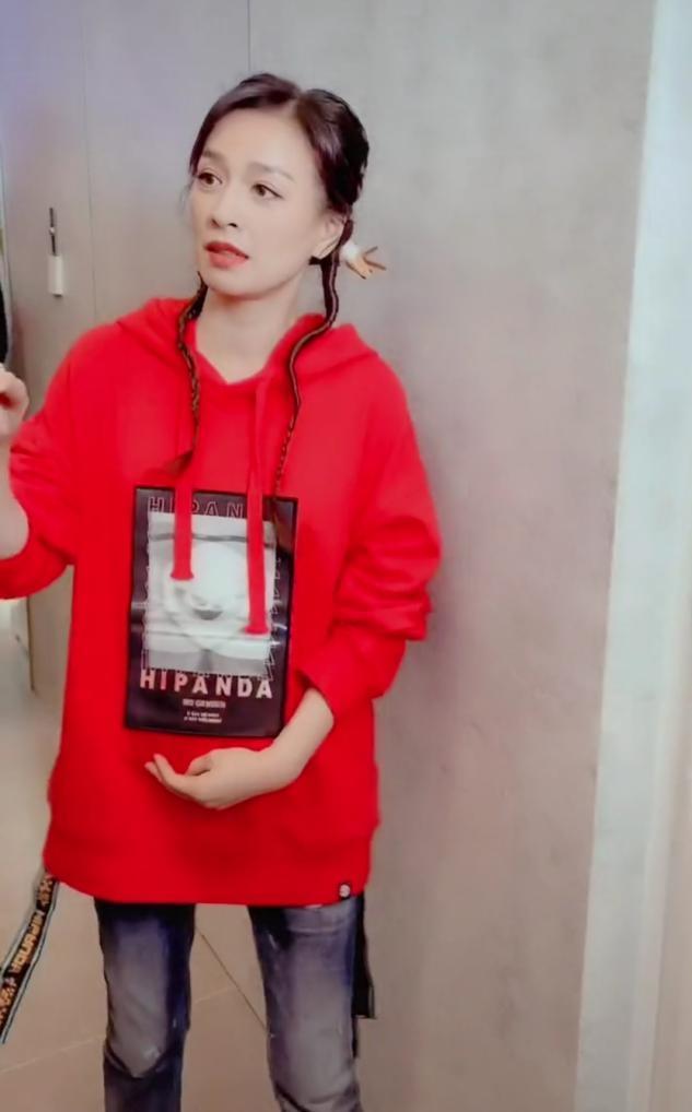 张庭身穿一件红色长款卫衣,编着辫子别着圣诞小发卡,很有活力,不过