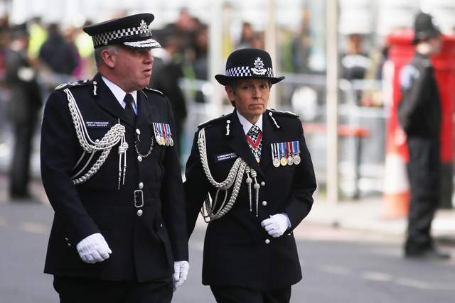 英国警察制服 衬衣外面穿防弹衣 女警的领巾很有特色 警察 防弹衣 英国 社会