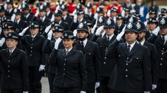 英国警察制服 衬衣外面穿防弹衣 女警的领巾很有特色 警察 防弹衣 英国 社会