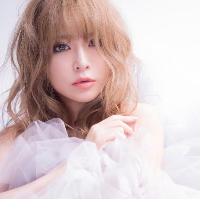 42岁滨崎步首晒7个月孕肚四肢纤细高马尾少女感强演唱会被迫取消