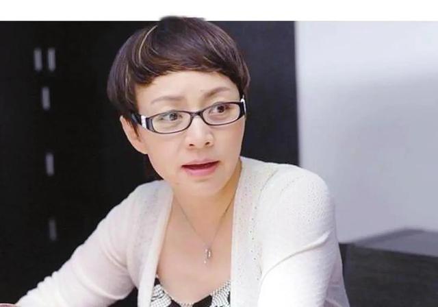 59岁宋丹丹罕露面超短发素面朝天状态好美腿修长走路超麻利