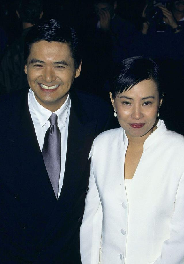 周润发的老婆原来这么有气质,虽然五官并不惊艳,但打扮的真大气_腾讯