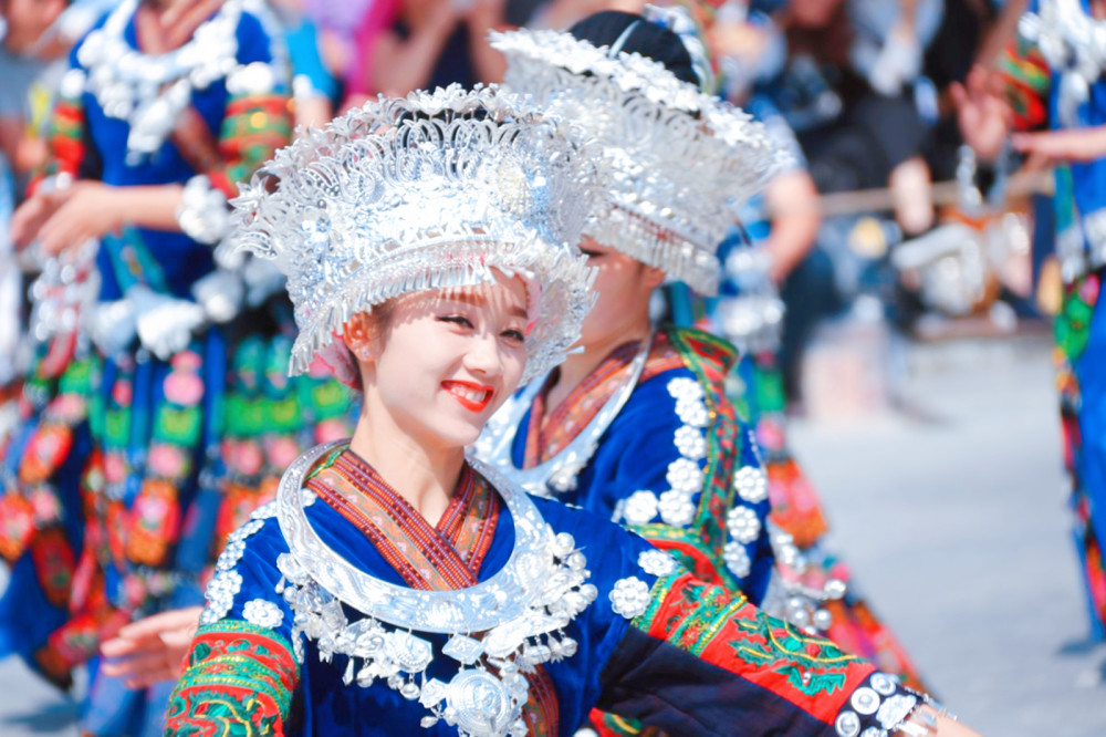 体验感会更好,像苗寨或者恩施土家族自治区,这种小景点人不多,风土人